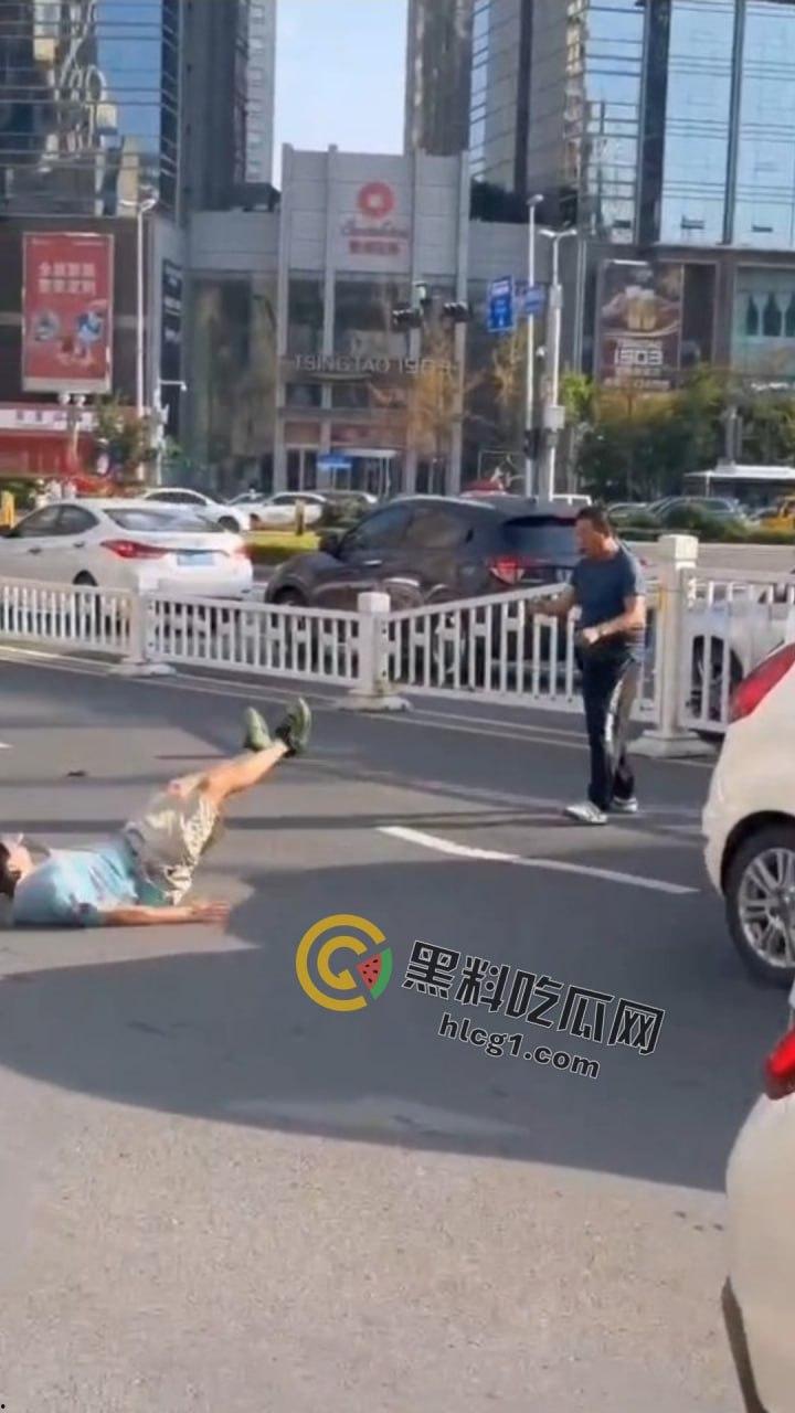 山东青岛马路中央惊现“真人快打”！50岁大爷一拳KO40岁小伙成拳皇-6