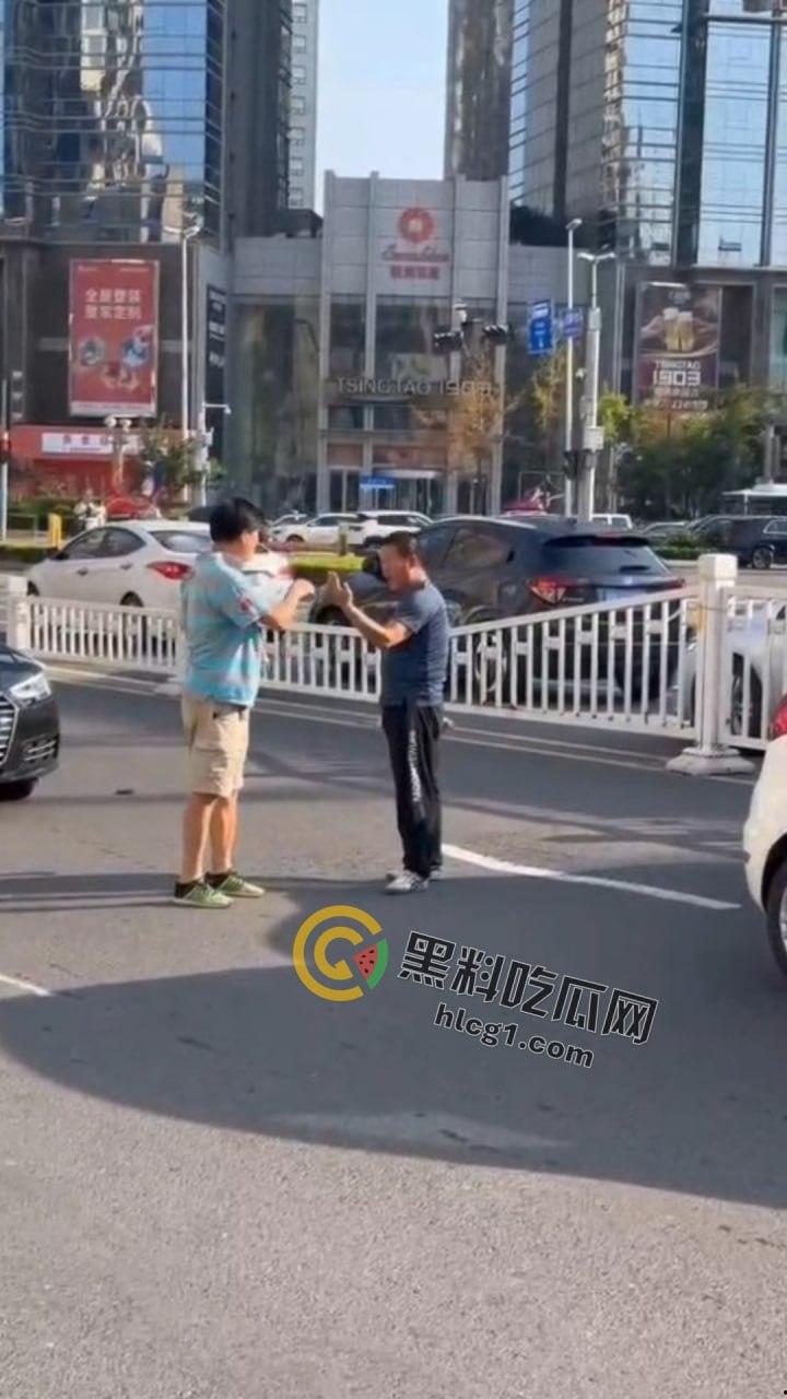 山东青岛马路中央惊现“真人快打”！50岁大爷一拳KO40岁小伙成拳皇-7