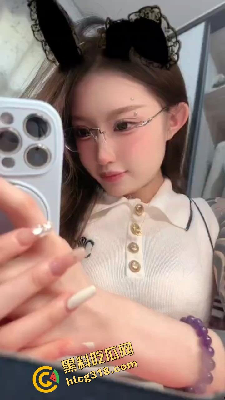 抖音精神小妹『讨厌坏男人』舌钉反差母狗嘴上说不要吐舌头，身上纹满背与胸，男人看了都忍不住！-3