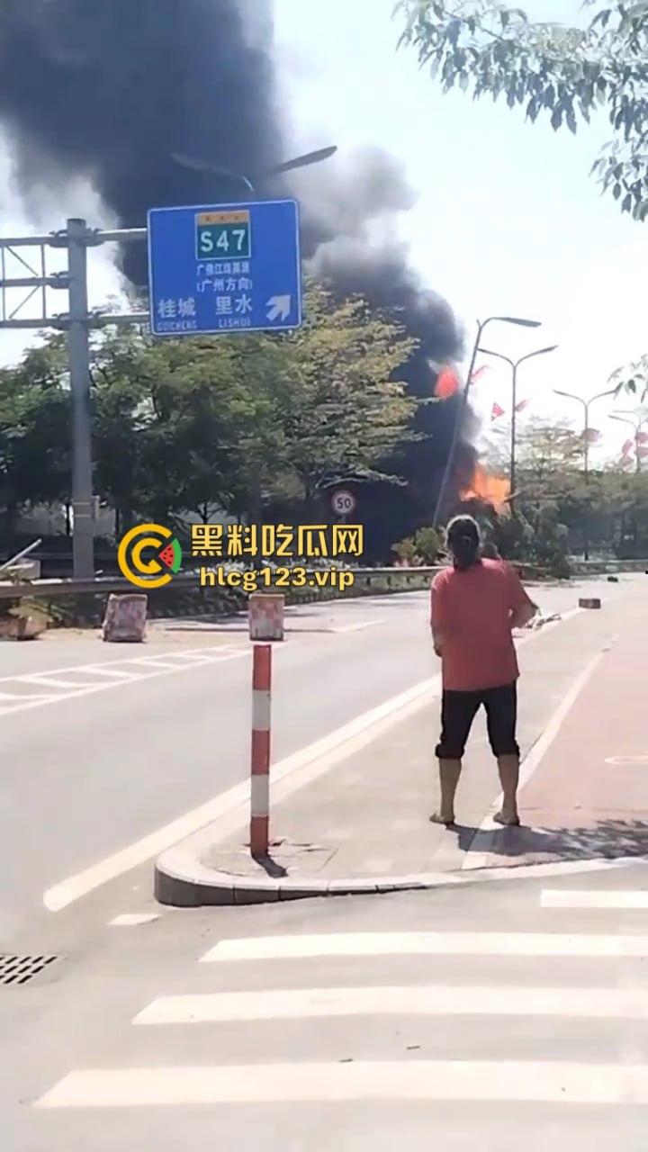 马路是我家！佛山南海小车实线变道 追尾撞上小车油箱爆炸 很惨烈！-8