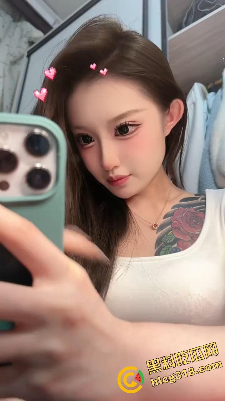 抖音精神小妹『讨厌坏男人』舌钉反差母狗嘴上说不要吐舌头，身上纹满背与胸，男人看了都忍不住！-9