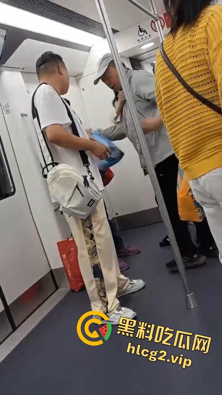 哈尔滨地铁惊现大叔偷拍翻车事件！被抓现行场面尴尬-5