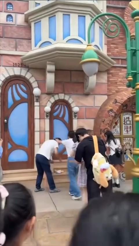 上海迪士尼情侣家长拍照打架事件！对孩子动手引发众怒 撕扯中大奶子露出 后续仍需调查！-6
