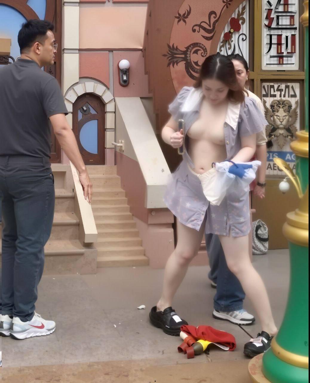 上海迪士尼情侣家长拍照打架事件！对孩子动手引发众怒 撕扯中大奶子露出 后续仍需调查！-8