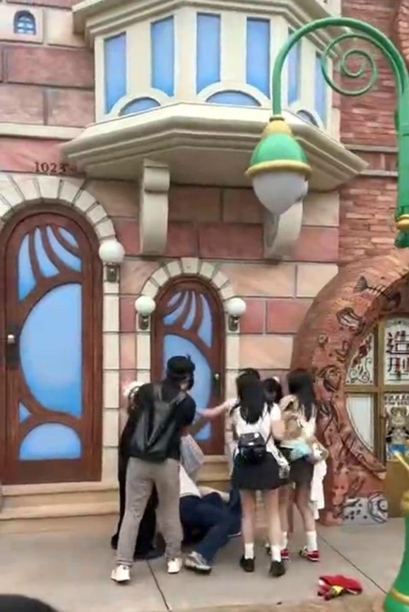 上海迪士尼情侣家长拍照打架事件！对孩子动手引发众怒 撕扯中大奶子露出 后续仍需调查！-9
