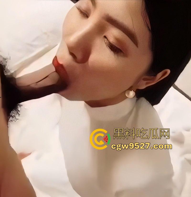 海角乱伦，骚母狗妈妈淫态撩人 浪逼被狂操喷汁，淫水喷得满床都是，浪叫得嗓子都哑了！-3