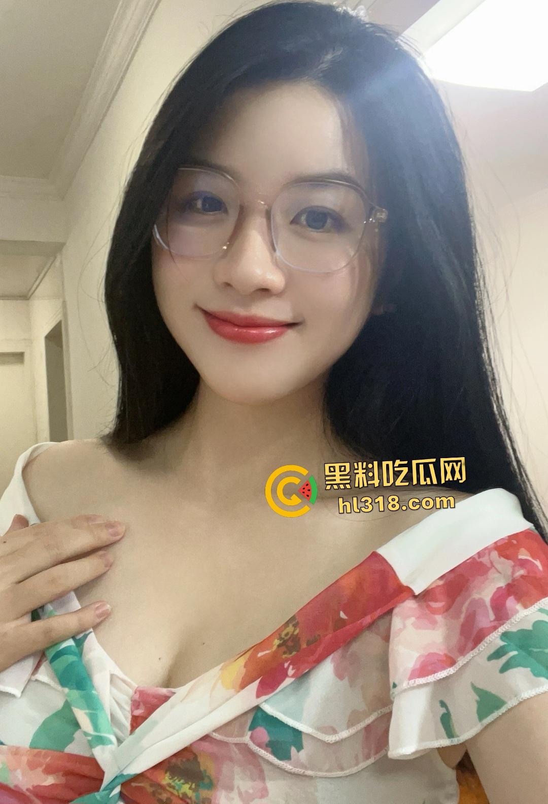 姐姐床上教弟弟玩游戏，男友却在身后入用假鸡巴助兴插入，废物弟弟浑然不知身旁有个骚姐！-1