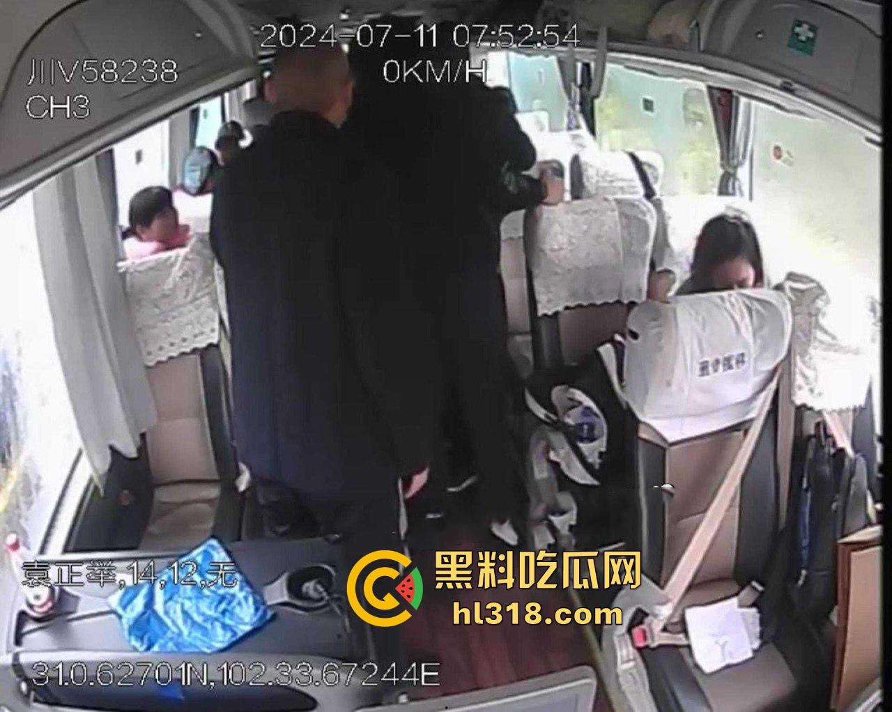 天降横祸！明天跟意外都不知道哪个先来，在车里坐的好好的突然大石砸下来，当场死亡，太惨了！-4