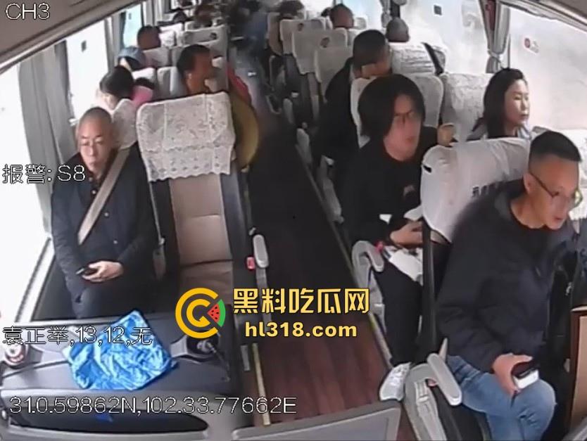 天降横祸！明天跟意外都不知道哪个先来，在车里坐的好好的突然大石砸下来，当场死亡，太惨了！-7