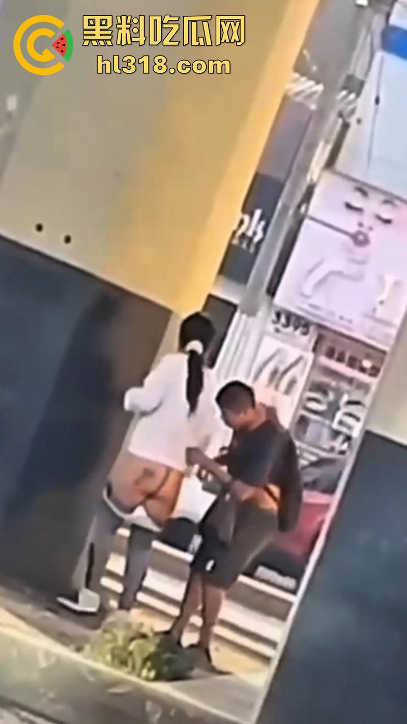 情急起来真的不避人啊!街拍开放男女立交桥下性爱,完全不在乎别人目光,当众后入刺激满满!-2