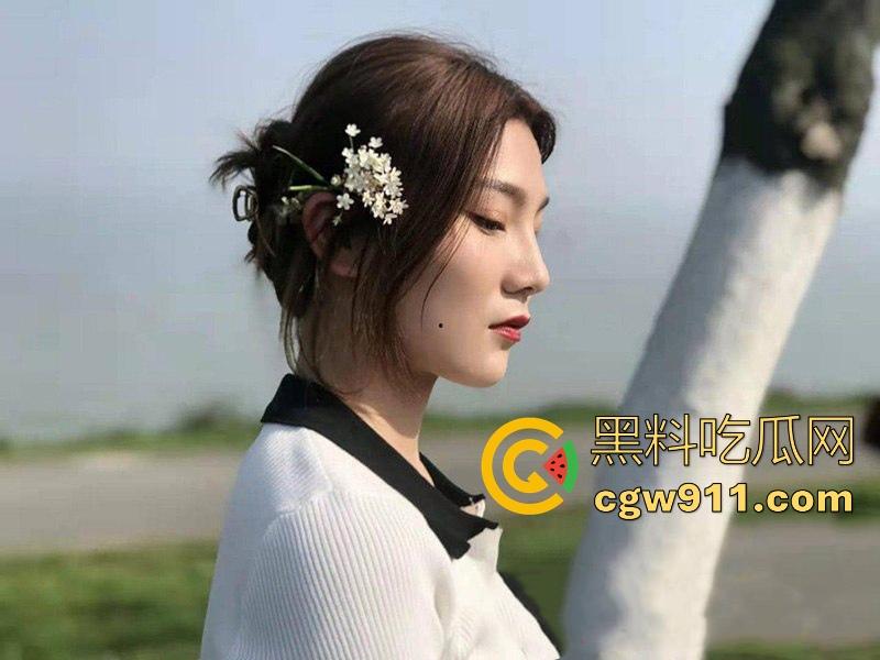 约炮湖南职业学院高挑骚货【李佳钰】前凸后翘极品身材，露脸口交上骑乘，无套猛操潮喷内射中出！-4