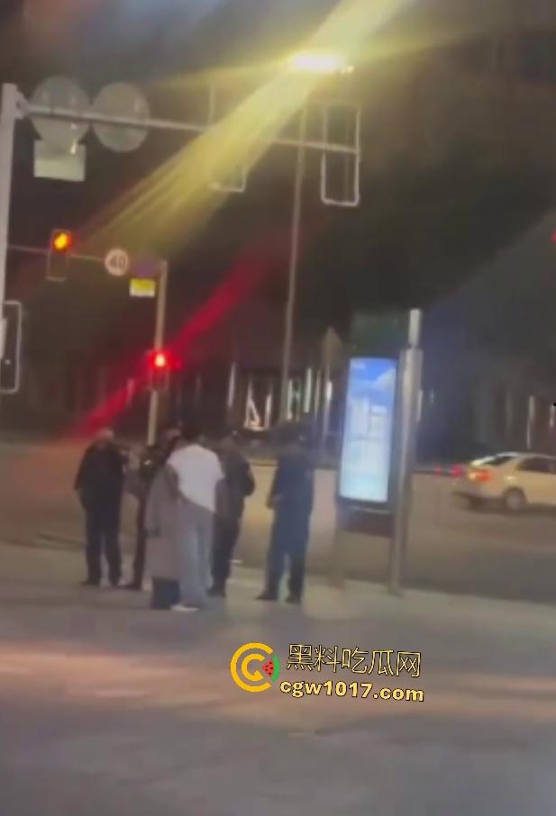 达州街头“刀皇”用菜刀袭警,小冲突变警匪大戏,警车撞击刀皇还能立马站起来,女友抱腿才能制服,太牛逼了!-2