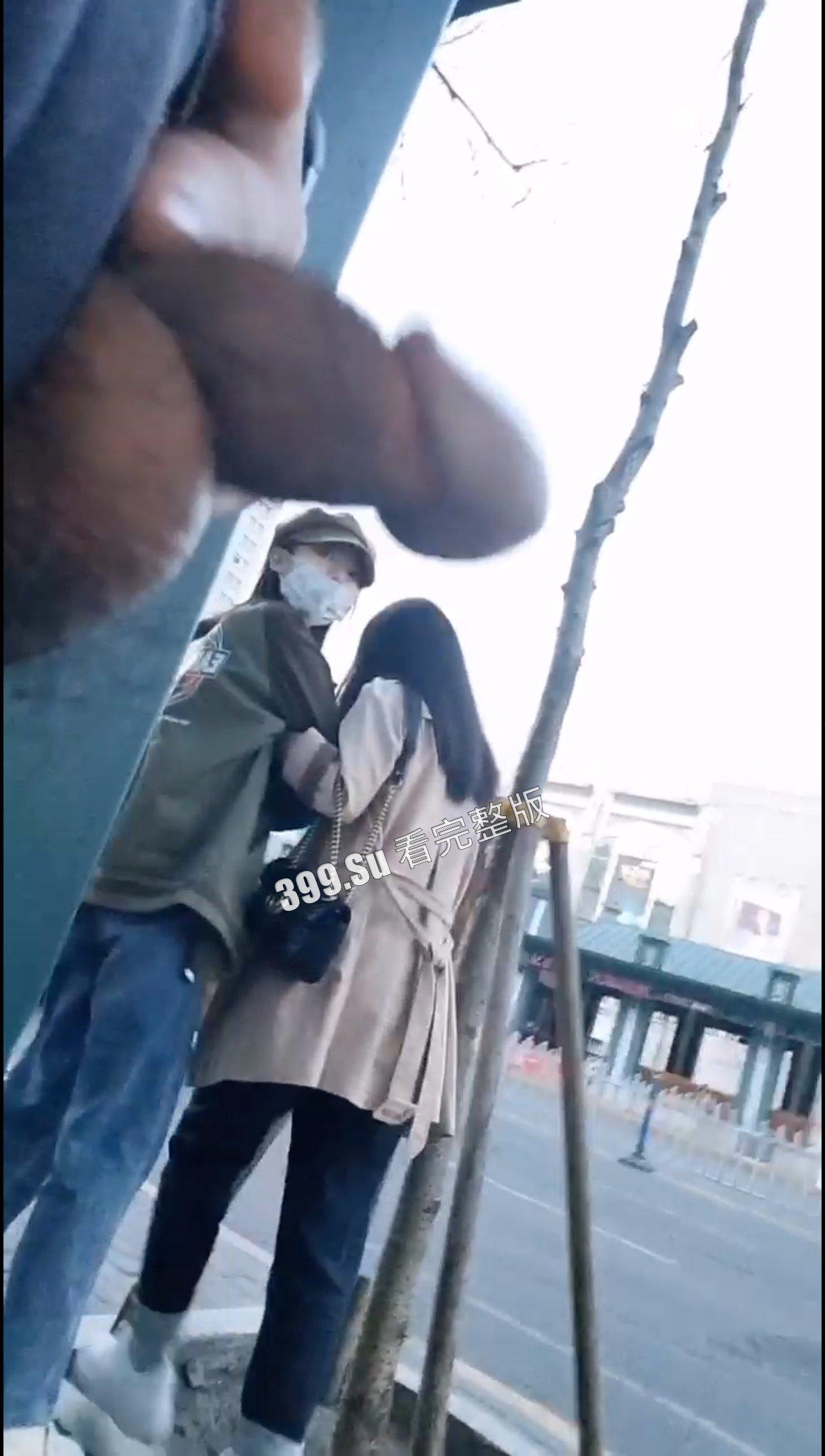 国产大变态街射  小鸡吧都快要递到人家嘴边了  给小仙女们吓的一激灵-2