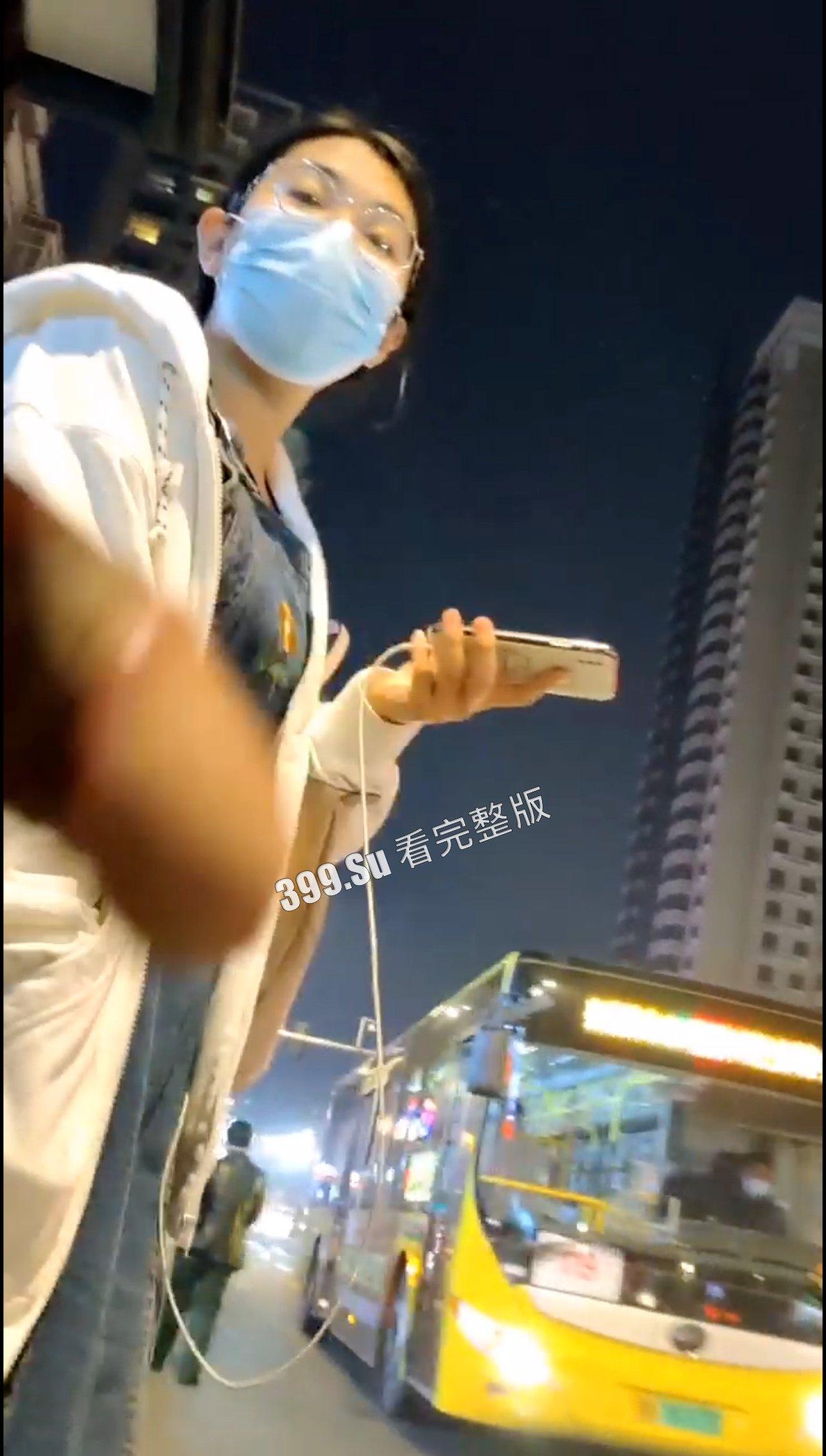 国产大变态街射  小鸡吧都快要递到人家嘴边了  给小仙女们吓的一激灵-5