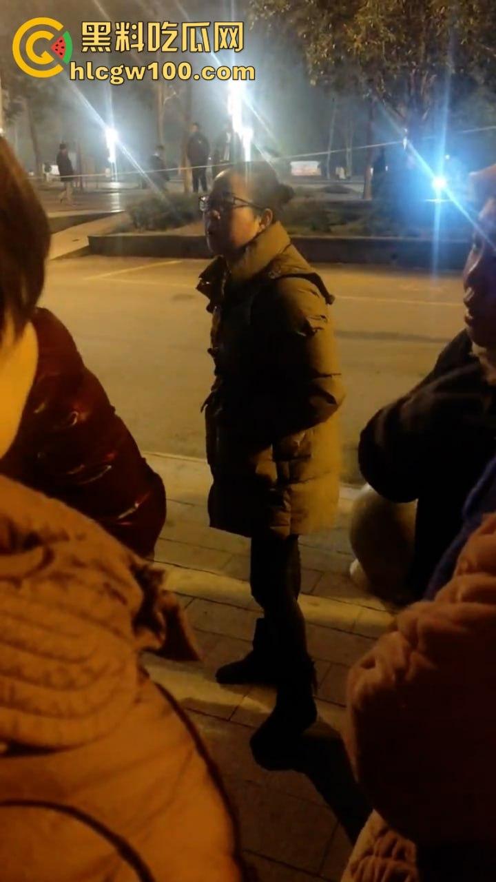 甘肃骚妇频繁出轨又约炮 原配老公当街抓奸怒杀奸夫 骚鸡终于知道怕了 当场吓尿!-6