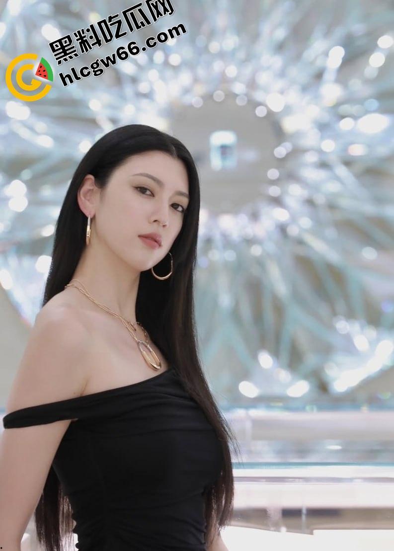 连女人都想舔的白奶【三吉彩花】首次露点片段疯传,奶子好大好翘简直就是尖椒巨乳,日本男星估计操烂她了!-7