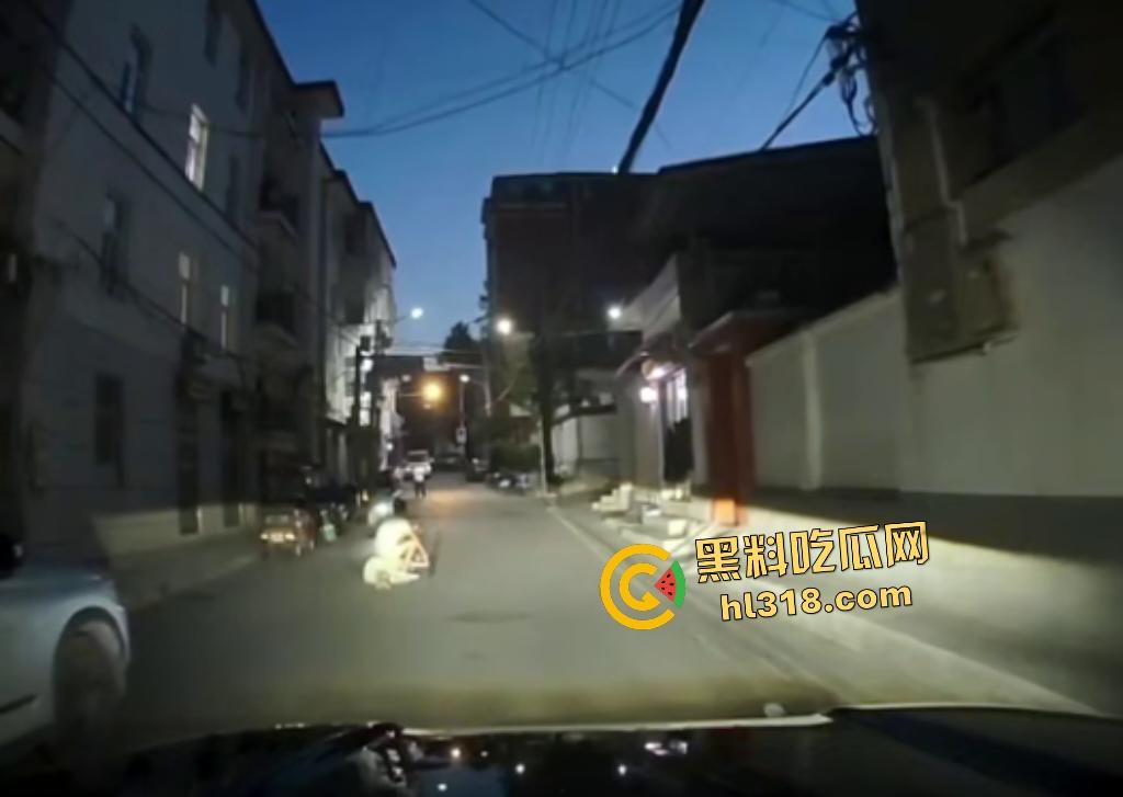 7月28日夜晚重庆一男子挥菜刀怒压妻子在马路，路人喇叭惹祸被菜刀指着，妻子还来劝架又被压在地上！-3