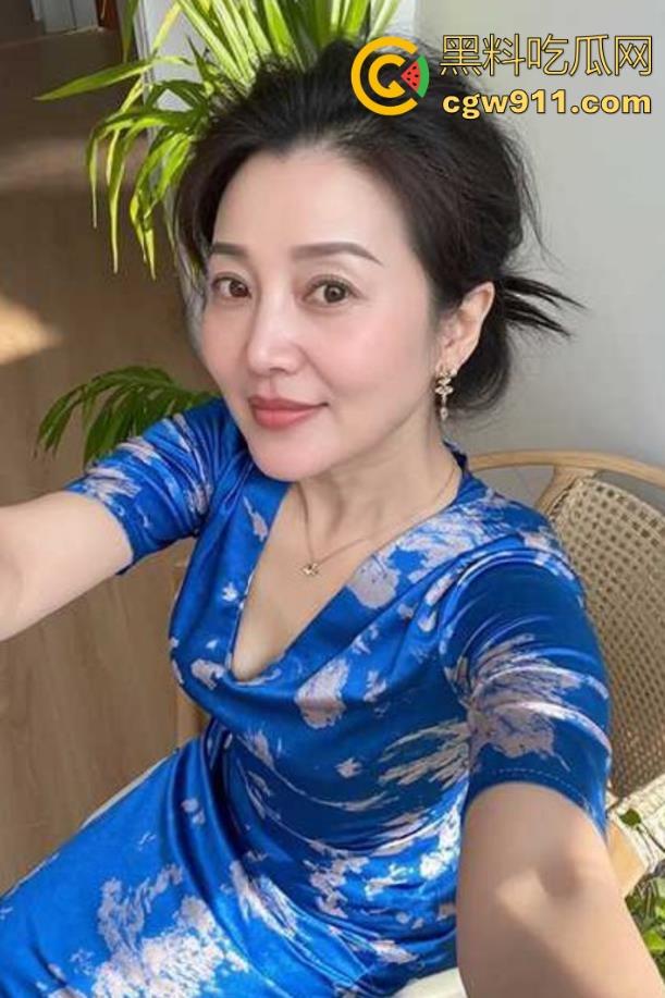 海角大神！母亲节用肉棒孝顺淫妈，咬牙猛干浓精颜射，无套后入花式做爱，母子互玩爽翻天！-6