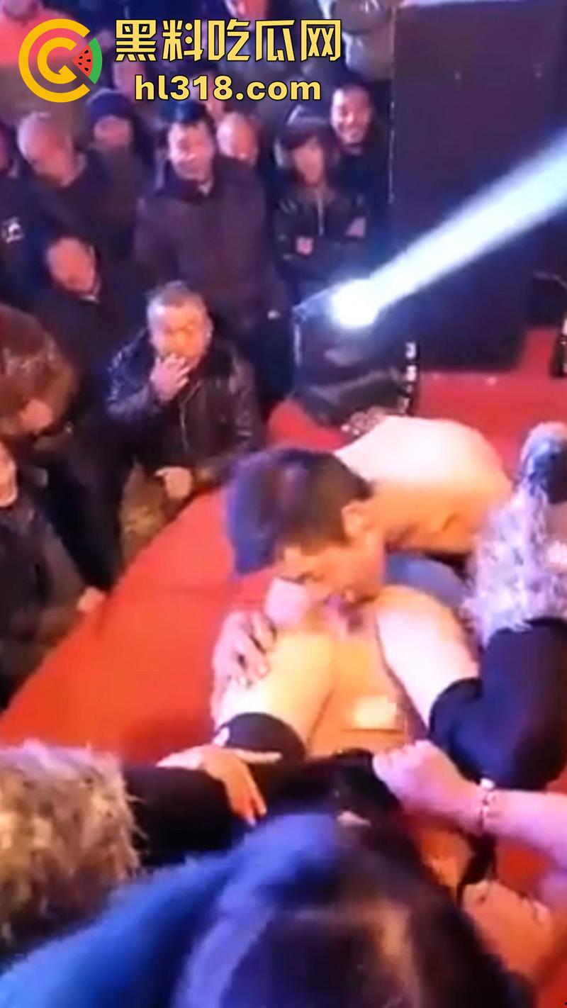 河南农村低俗成人表演，骚逼舞台上邀请观众，上台舔穴吃逼，旁边的大爷都兴奋坏了，看来是馋了啊！-6