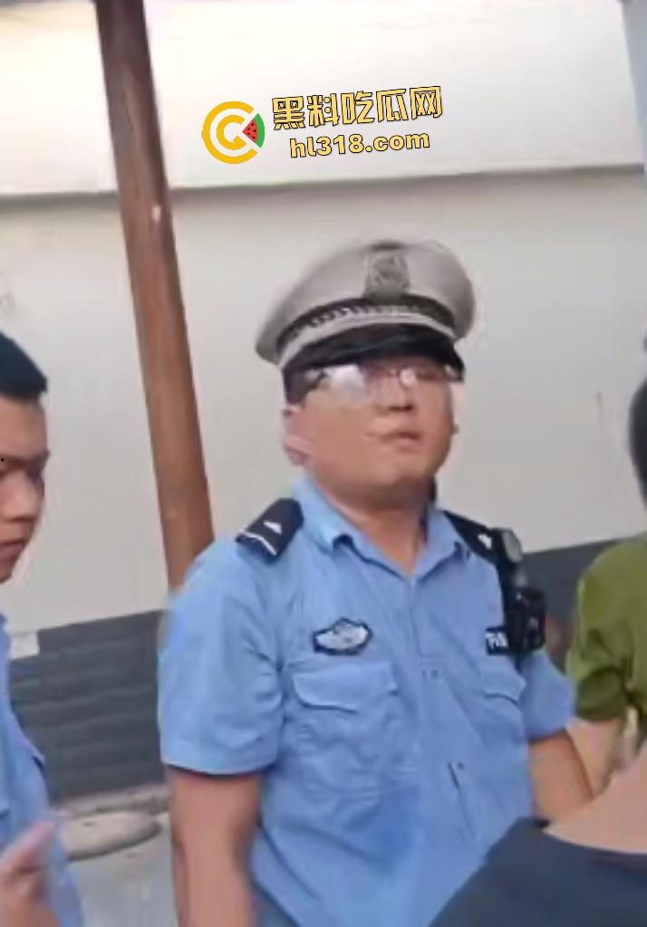 50岁男子因无证骑摩托被6名交警追家里，辣椒水警棍活活打死，家人直接在旁边盖头布烧香！-3