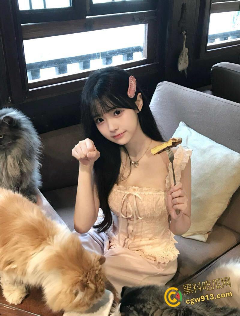 帮妹妹户外拍写真,性感皮裙大长腿,骚穴在肉丝下若隐若现,主动跪地口交,后入爆操激情内射 !-1