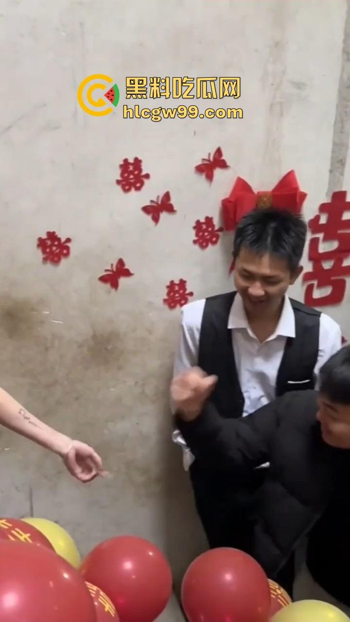 广西老表结婚，伴娘拦路奶子太犯规，伴郎不闯关就算了，光盯着人家胸看，感觉不错想再办一场？-5