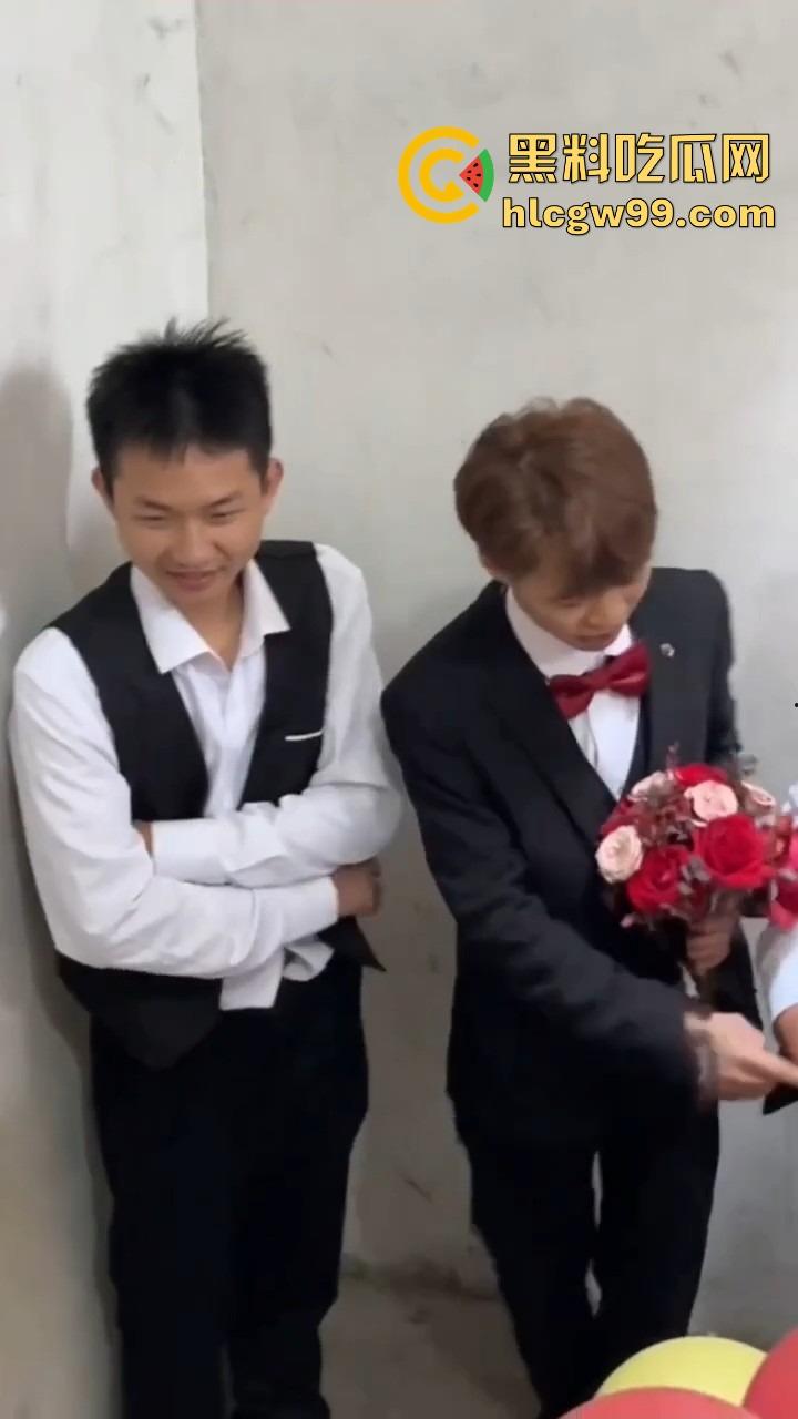 广西老表结婚，伴娘拦路奶子太犯规，伴郎不闯关就算了，光盯着人家胸看，感觉不错想再办一场？-9