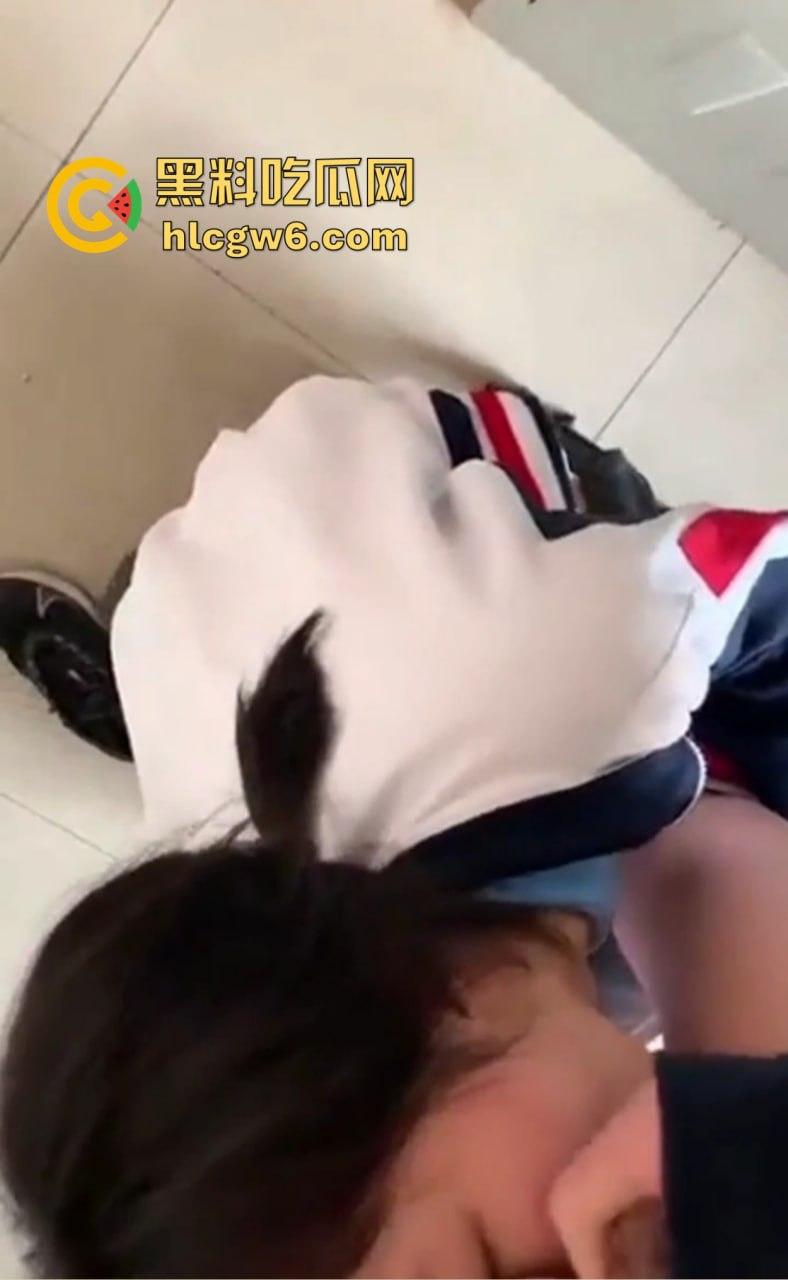 湛江校园乖乖女『袁雨怡』课后厕所吃鸡名场面曝光，老师还在办公室改卷她练枪，人狠话不多人小技术骚！-7