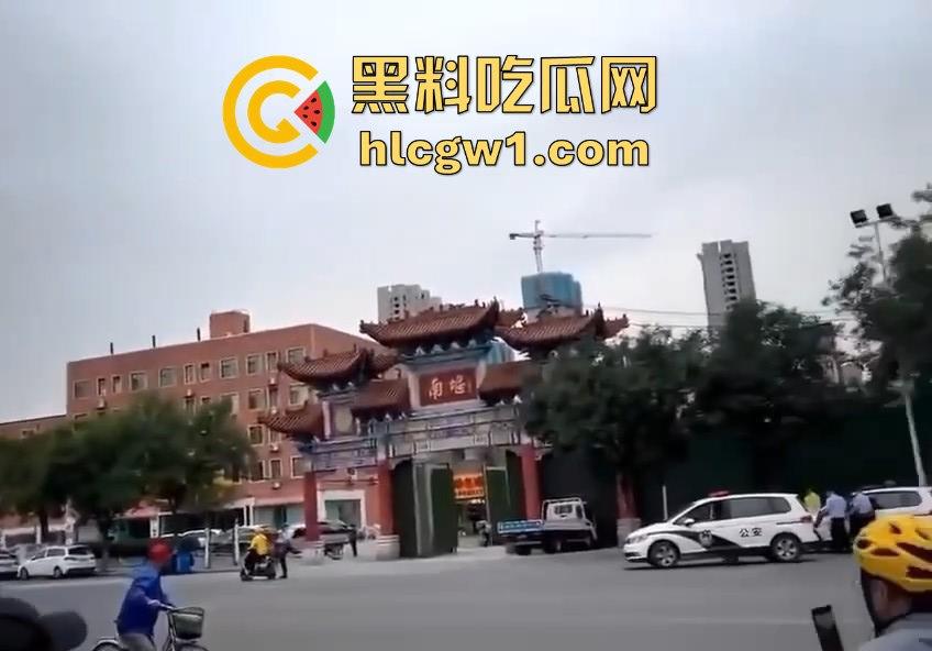 牛逼疯子硬扛警察！揭阳男子街头发疯，刀棍齐上，马路中间单挑五名公安！-1