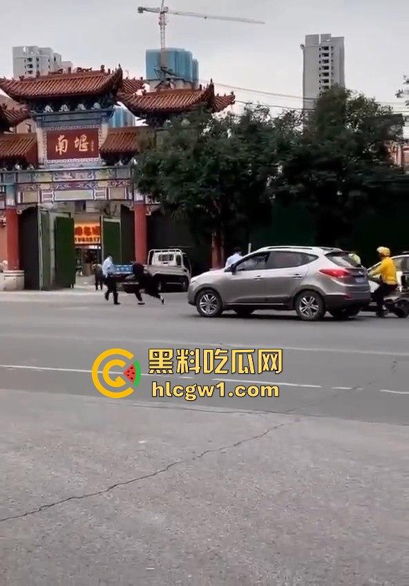 牛逼疯子硬扛警察！揭阳男子街头发疯，刀棍齐上，马路中间单挑五名公安！-4