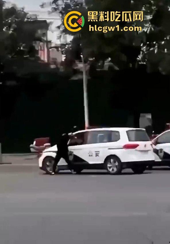 牛逼疯子硬扛警察！揭阳男子街头发疯，刀棍齐上，马路中间单挑五名公安！-5