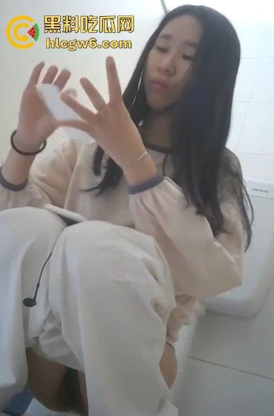 女大学生看片忍不住看到湿穿裤子 冲进厕所自己摸玩手活 被小哥偷拍全程纪录真是个极品骚货！-4