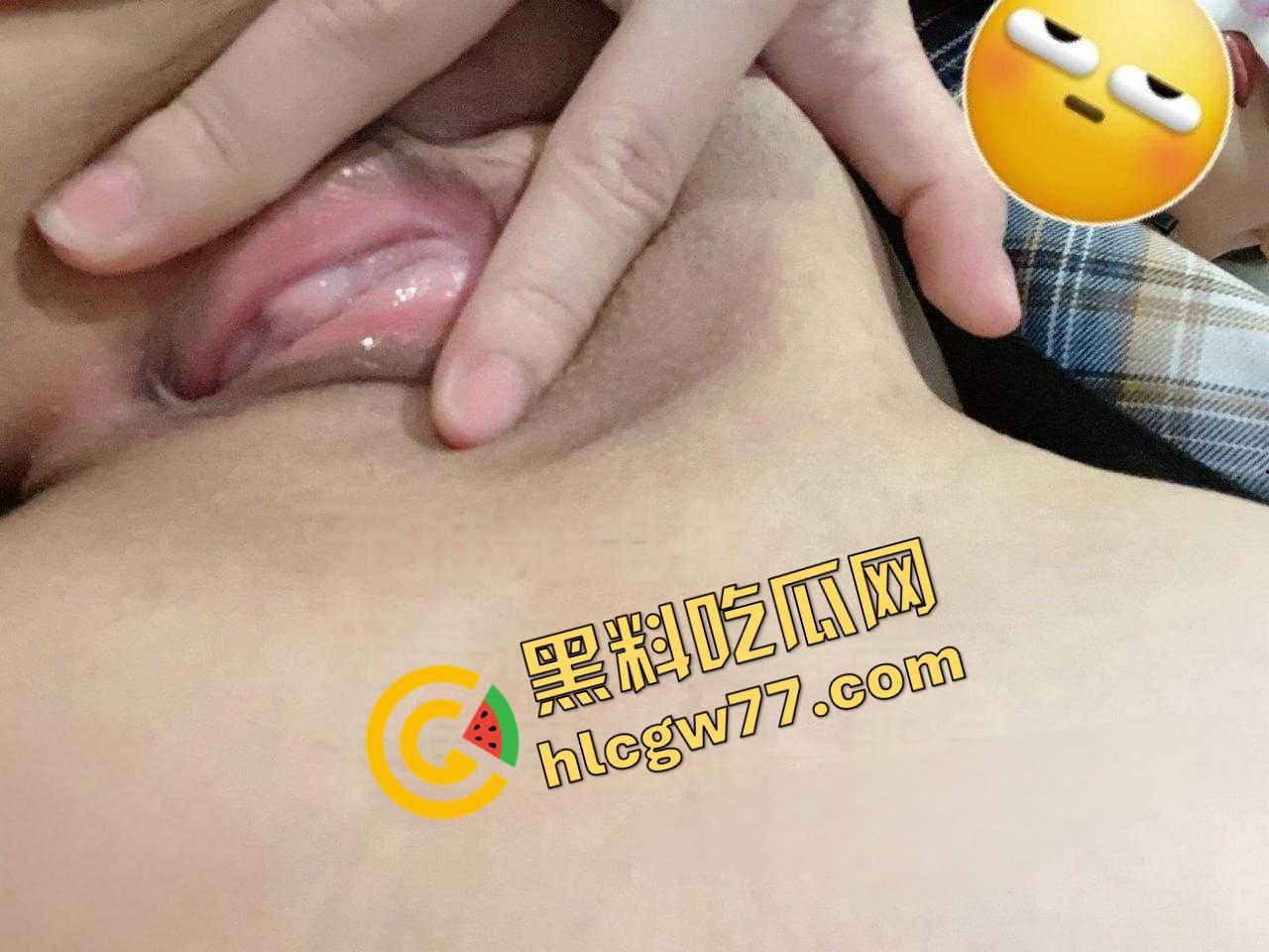 海角大神 乱伦亲妹妹 20岁妹妹化身小母狗 哥哥实在是忍不住了 最后内射妹妹无毛的小骚逼！-7