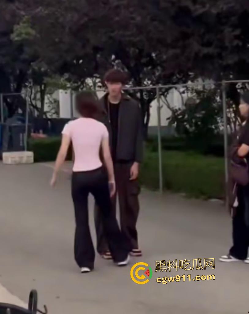 安徽新华学院渣男脚踏两条船，惨遭原配小三联手暴打！谁知渣男还反打女人，围观群众怒吼“渣男去死”！-4