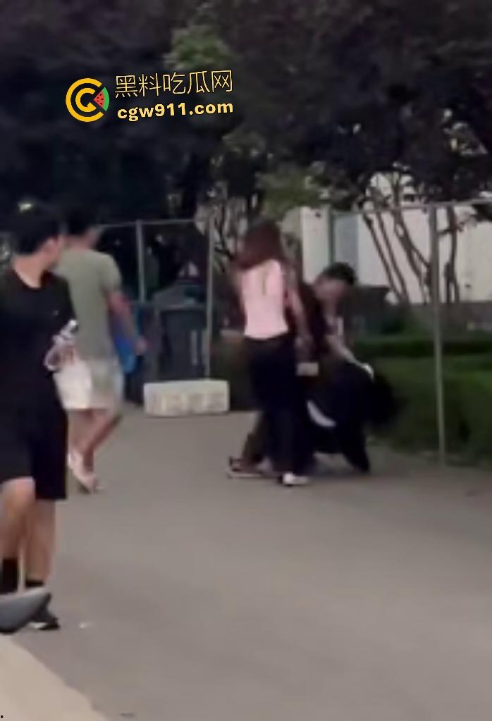 安徽新华学院渣男脚踏两条船，惨遭原配小三联手暴打！谁知渣男还反打女人，围观群众怒吼“渣男去死”！-6