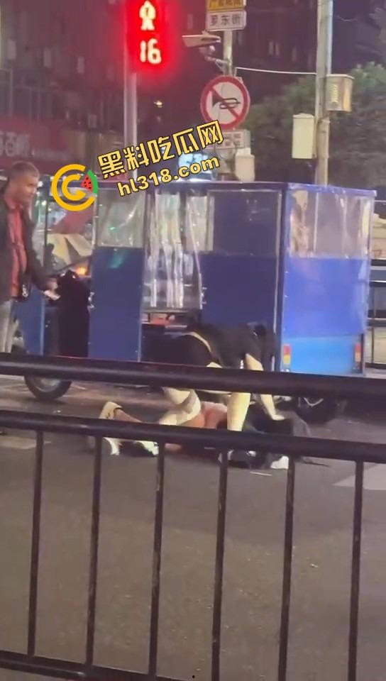 正妻街头暴揍小三，三姐被撕得头发都薅掉，路人全程围观嗨翻，贱人哭着喊妈！-4