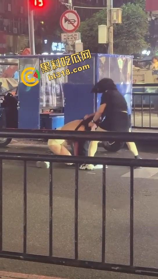 正妻街头暴揍小三，三姐被撕得头发都薅掉，路人全程围观嗨翻，贱人哭着喊妈！-5
