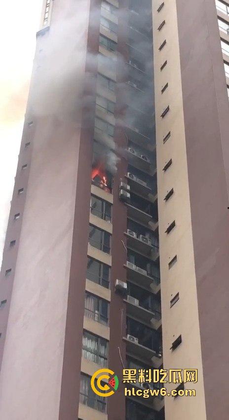 四川乐山峨眉维多利亚小区突发火灾,火灾具体什么原因引起的待确定中,出门在外一定要做好防火。-4