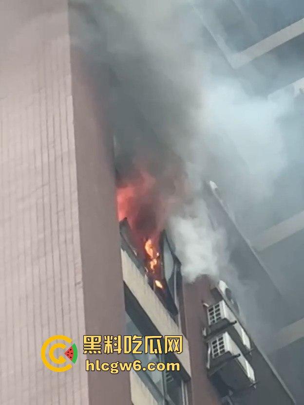 四川乐山峨眉维多利亚小区突发火灾,火灾具体什么原因引起的待确定中,出门在外一定要做好防火。-6