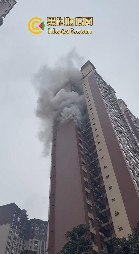 四川乐山峨眉维多利亚小区突发火灾,火灾具体什么原因引起的待确定中,出门在外一定要做好防火。-9