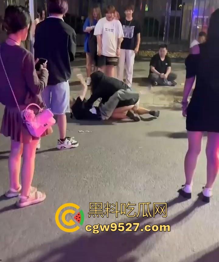 北京工体醉酒上演街头格斗大赛,坦克大战黄毛,相互拉扯锁喉,整场赛事总结,细狗居然连女人都打不过-2