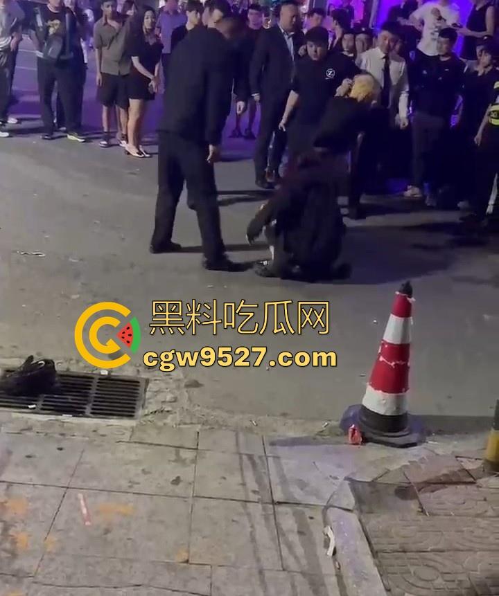 北京工体醉酒上演街头格斗大赛,坦克大战黄毛,相互拉扯锁喉,整场赛事总结,细狗居然连女人都打不过-4