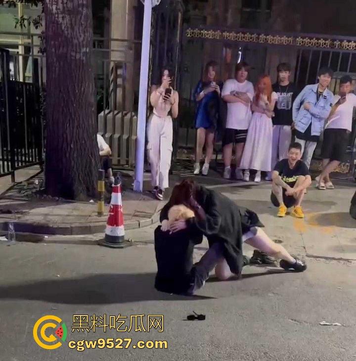 北京工体醉酒上演街头格斗大赛,坦克大战黄毛,相互拉扯锁喉,整场赛事总结,细狗居然连女人都打不过-5