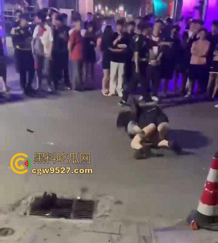 北京工体醉酒上演街头格斗大赛,坦克大战黄毛,相互拉扯锁喉,整场赛事总结,细狗居然连女人都打不过-6