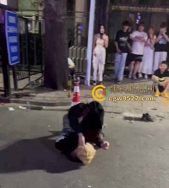 北京工体醉酒上演街头格斗大赛,坦克大战黄毛,相互拉扯锁喉,整场赛事总结,细狗居然连女人都打不过-7
