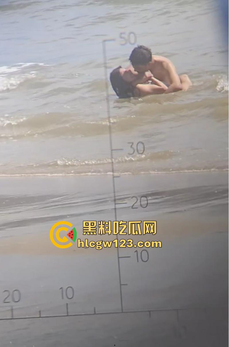 饥渴哥海边发情 与老婆水中调情疯狂扣逼 哥们是要打海炮吗？-5