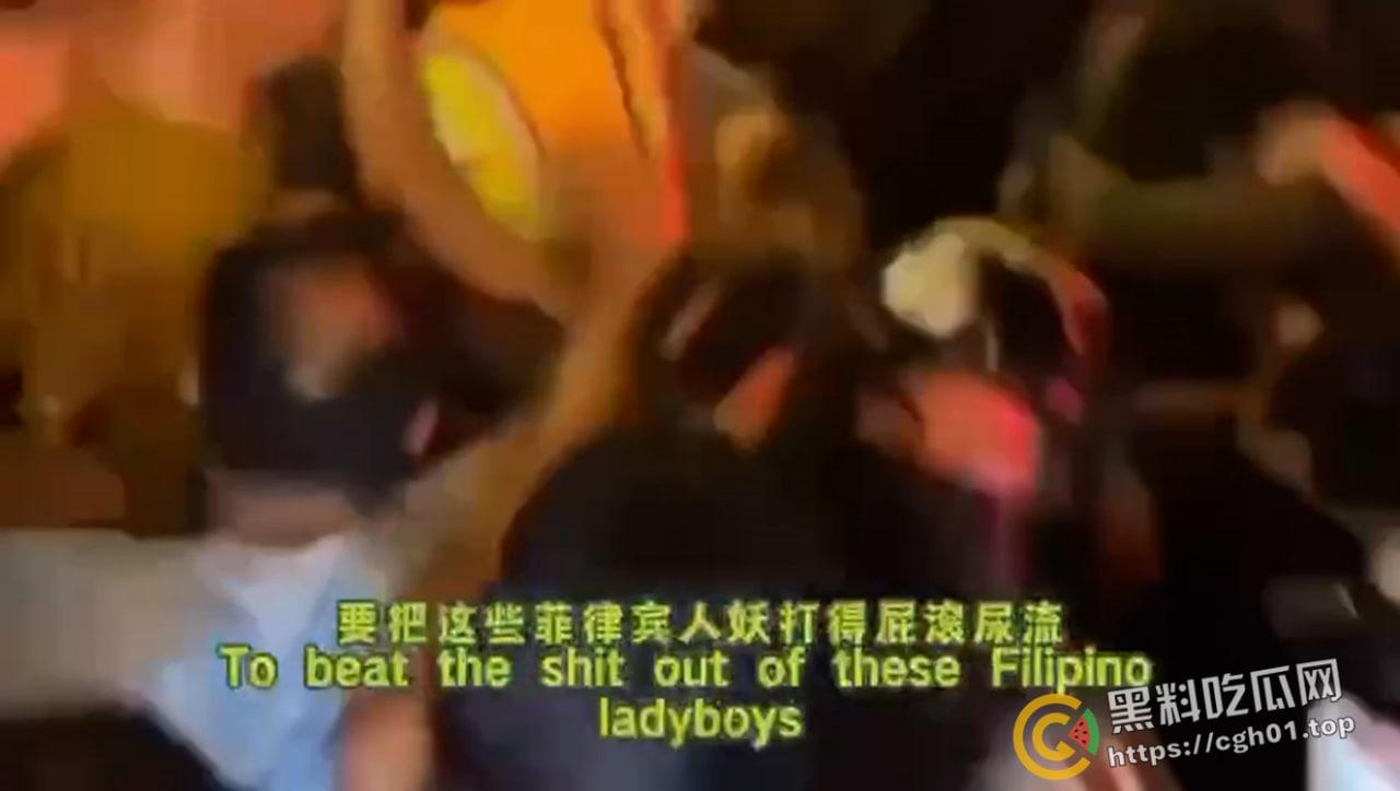 泰国爆发泰菲人妖大战！警察都拦不住 打到屌和奶子都乱飞 最后泰国人妖大胜 现场视频曝光-2