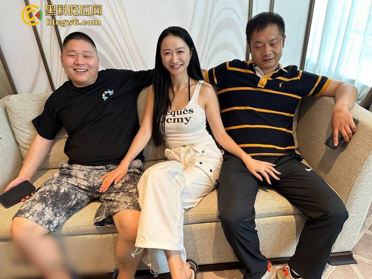 极品黑丝长腿空姐酒店私密曝光 大佬3P调教疯狂内射 跪地虐逼虐奶踩头 骚母狗情趣制服秀舔脚大佬!-1