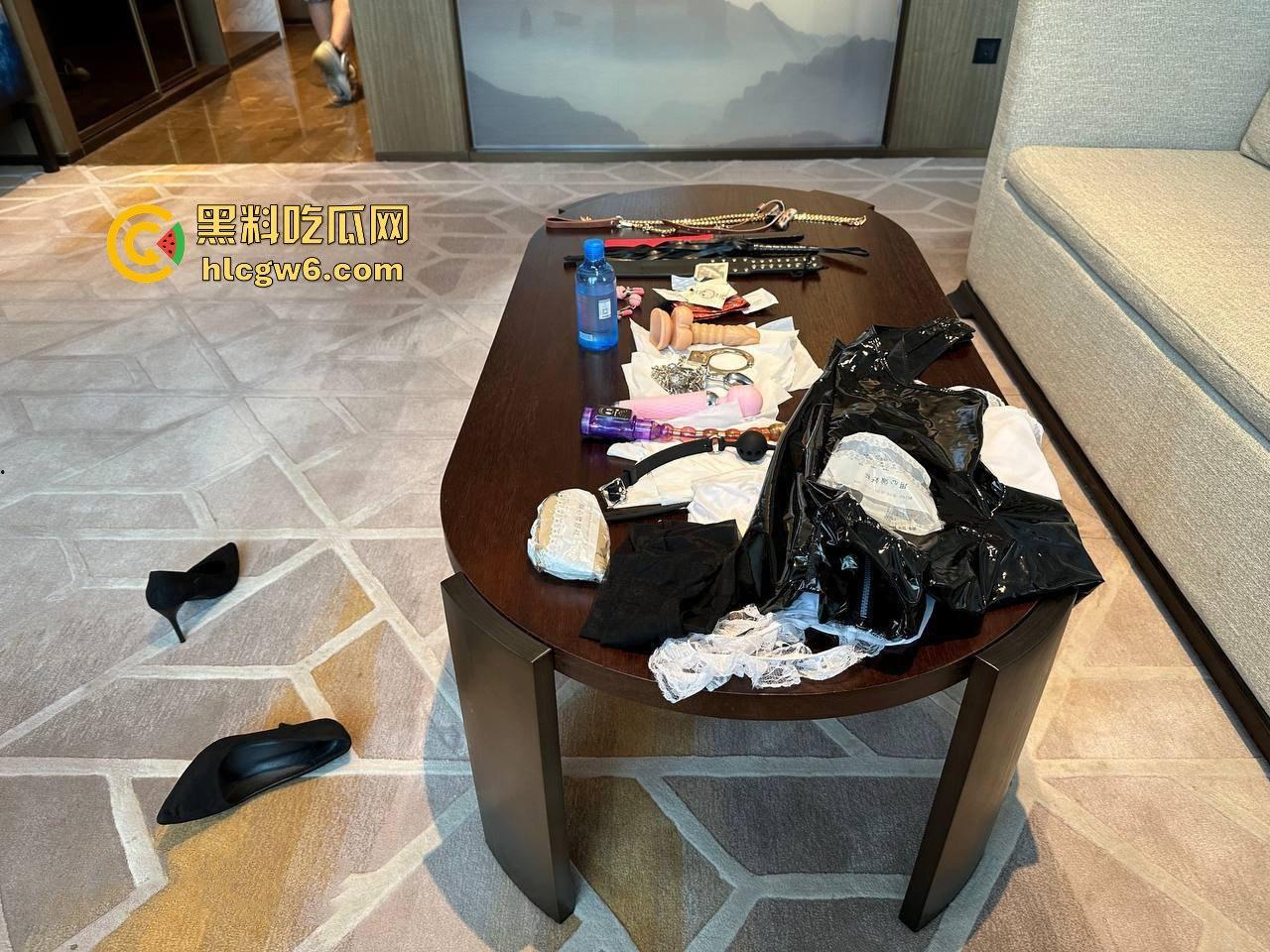 极品黑丝长腿空姐酒店私密曝光 大佬3P调教疯狂内射 跪地虐逼虐奶踩头 骚母狗情趣制服秀舔脚大佬!-2