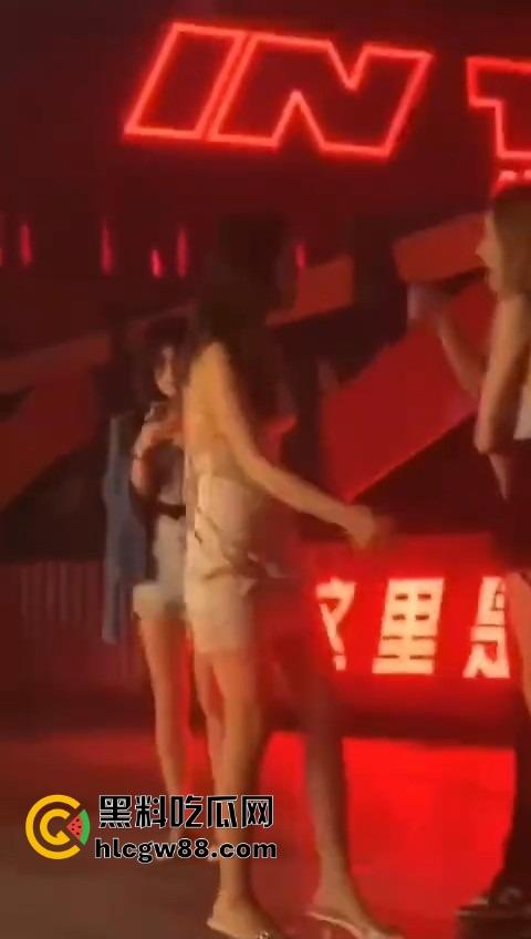 广东精神小妹街头火拼!齐逼小短裙说干就干,现场头发乱飞,裙子一抬春光乍泄,围观小伙猛抽烟围观!-2